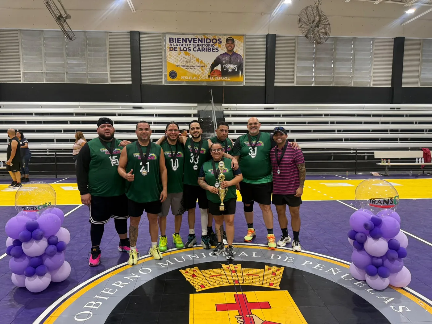 Ponce con Trofeo de Subcampeón